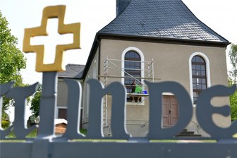 Rothenfurth: Wie die Kirche schick gemacht wird - Umfangreiche Schönheitskur: An der Kirche in Rothenfurth wurden auch ein Tor und die Fenster von Luis Tränkner, Maler in der Firma Malermeister Martin Pilz, mit einer neuen Lackierung versehen.