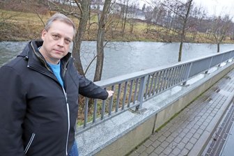 Rothenfurther drängen auf Flutschutz - Dirk Otto zeigt, wie hoch das Hochwasser im Jahr 2013 in Rothenfurth stand. 