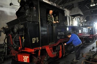 Rothenkirchener Lok wird aufgemöbelt - Wolfram Lenk (in der Lok) und Matthias Büttner an der IV K 99516 im Lokschuppen Schönheide.
