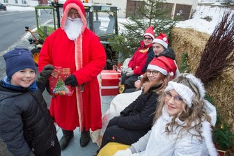 Rotmantel verteilt Geschenke -