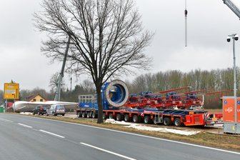 Rotorblätter lagern am Ortsausgang Freiberg: Wo sollen die hin? - B 101 Ortsausgang Freiberg: Hier wurden Rotorblätter zwischengelagert.