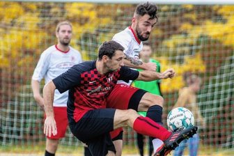 Rotschau bleibt der Favoritenschreck - Viele rassige Zweikämpfe, wie hier zwischen Rotschaus Oliver Tröger (vorn) und Fortunas Christoph Zeuner, sahen die Zuschauer in Plauen. Am Ende gewann Rotschau glücklich, aber nicht unverdient mit 3:2.