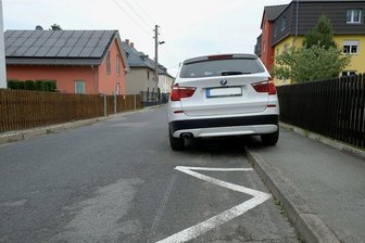 Rotschau: Parken auf Fußweg will Zick-Zack-Linien ersetzen - Das ist die Zukunft: Auf der Flurstraße in Rotschau wird künftig das halbseitige Parken auf dem Gehweg erlaubt. Die Straße selbst wird zum verkehrsberuhigten Bereich. Noch aber fehlt die neue Beschilderung.