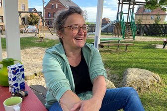 Rotschau plant für 700-Jahr-Feier die längste Wimpelkette des Vogtlands - Auf einen Kaffee mit Ina Meyer am frisch herausgeputzten Rotschauer Spielplatz - die Vorsitzende des Heimatvereins Rotschau bewegt was in ihrem Dorf, bringt mit ihrem Vorstand Menschen zusammen und steckt voller Ideen für ein gelingendes Miteinander von Jung und Alt.