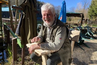 Rotschauer Landurlaub-Unternehmer zieht sich zurück: „Ich werde 73, da muss man handeln“ - Dieter Käppel zieht sich als Unternehmer zurück, bleibt aber pfiffiger Erfinder. Hier sitzt er auf einem Novum – eine Meditationsbank, die bequemes und langes Sitzen erlaubt.
