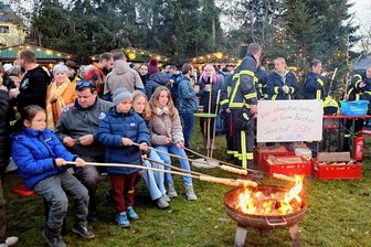 Rotschauer zaubern eine Premiere ins Adventsprogramm - Das Backen von Stockbrot an den Feuerschalen war für die Kinder ein Heidenspaß. An kam der Rotschauer Adventszauber aber bei allen Gästen.