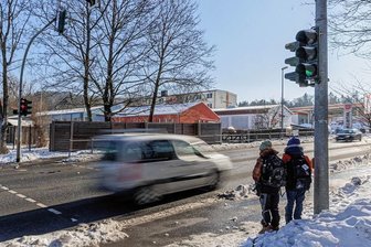 Rotsünder vor Annaberger Grundschule: Blitzer an der B 95 soll Problem lösen - An der Fußgängerampel auf der B 95 vor der Montessori-Grundschule in Annaberg ist besondere Vorsicht geboten. Es kommt regelmäßig vor, dass Autofahrer das Rotsignal missachten. 
