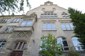 Rottluffer Eltern kämpfen für Grundschul-Standort Rabenstein - Der Uhrengiebel des Schulgebäudes an der Trützschlerstraße: Beginnt für den Schulstandort Rabenstein eine neue Zeitrechnung?
