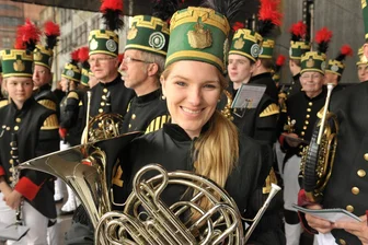 Route, Sperrungen und beste Sicht: Sechs Tipps zur Bergparade zum Freiberger Bergstadtfest - Am Sonntag ziehen Vertreter des Bergbau- und Hüttenwesens bei der Bergparade des Bergstadtfests durch Freiberg.
