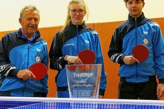 Routinier dreht mit 64 so richtig auf - Mit drei Siegen im Finalturnier haben sich Bernd Ehrig, Jule Jablinski und Nick Geyer (von links) vom SSV Zschopau II in eigener Halle den Pokal des mittleren Erzgebirges gesichert.