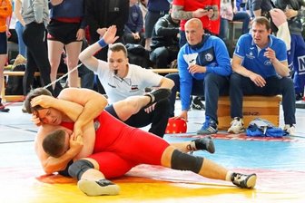 Routinier erkämpft beim Heimspiel Silber - Mit einem Schultersieg gegen Anton Hochhalter ebnete sich Werdaus Martin Kretzschmar (rot) den Weg zur Silbermedaille. 