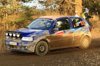 Routinier rast zu zwei Titeln - Andreas Schramm und Clara Bettge bei der Lausitz-Rallye 2021. Ein Getriebewechsel über Nacht bescherte dem Duo vom MC Grünhain eine 30-minütige Strafzeit. Doch es kam - im Gegensatz zu vielen anderen Teams - nach einer kräftezehrenden Hatz ins Ziel. Damit waren zwei Titel sicher. 