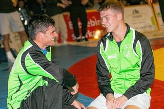 Routiniers legen Heißsporne an die Kette - Pausen-Fachsimpelei: Daniel Franke (links) diskutiert mit Felix Franke über das bisher Geschehene. Wohl erstmals standen Vater und Sohn bei einem Ringkampf für verschiedene Mannschaften auf der Matte. 