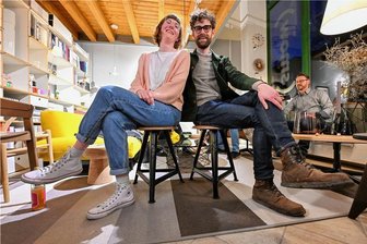 Rowac: Designer-Paar legt Kulthocker aus Chemnitz neu auf - Montagabend im Smow an der Barbarossastraße 39: Alide und Dieter Amick präsentieren ihre neuen Rowac-Hocker.