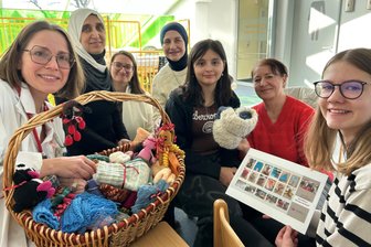Roxy und Marie stricken gemeinsam für die Babystation des Krankenhauses Freiberg: Kreatives Engagement in den Ferien - Die Mädchen und Frauen übergaben die Babysachen an Oberärztin Katrin Estler (l.).