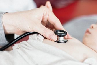 RS-Virus: In Kinderkliniken im Landkreis Zwickau werden die Betten knapp - Eine Ärztin untersucht ein erkranktes Kleinkind. Die Auslastung der Betten in den westsächsischen Kinderkliniken ist wegen einer Krankheitswelle derzeit sehr hoch.