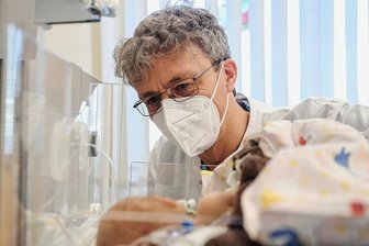 RS-Virus in Sachsen: Wie lange hält die Infektionswelle noch an? - Dem kleinen Patienten auf der Intensivstation der Kinderklinik im Klinikum Chemnitz geht es schon wieder besser. Chefarzt Dr. Axel Hübler kann einer Verlegung auf die Normalstation zustimmen.