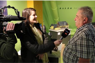 RTL dreht im Erzgebirge vier Stunden lang für TV-Beitrag - Sendetermin steht schon fest - RTL-Reporterin Josephine Kahnt hat einige Vereine vor die Kamera geholt. Im Bild mit Andreas Abendroth (r.) vom Verein Heimatecke Waschleithe, die gerade Modelle für eine Sonderschau im König-Albert-Turm aufbauen.
