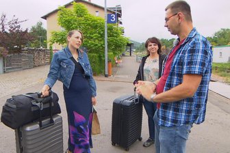 RTL-Show „Bauer sucht Frau“: Erzgebirger hat schon „ein Kribbeln im Bauch“ - Thomas Köhler empfängt Sandra und Michaela (v. r.) am Bahnhof Pockau-Lengefeld.