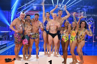 RTL-Turmspringen: Knallige Bademode der Stars kommt aus Westsachsen - Die Sieger des RTL-Turmspringens auf dem Siegertreppchen: Calvin Kleine, Marc Terenzi, Tobias Wegener, Arleen Schüßler, Fabian Hambüchen, Simon Brunner, Janique Johnson, Laura Dahm und Jolina Mennen.