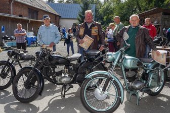 RTs beim Oldtimertreff im Pfaffengrüner Rittergut ausgezeichnet - Die drei Gewinner: Mit der ältesten Maschine reiste Dieter Leistner (82, links) aus Plauen an. Sein Motorrad stammt aus dem Jahre 1951. Gert Seyfferth hatte die weiteste Anreise, der 62-Jährige kam aus Klingenthal mit einem Motorrad aus dem Jahr 1954. Zur schönsten Maschine wurde die des Treueners Reinhold Dietmar (r.) gekürt, das Motorrad stammt aus dem Jahre 1962.