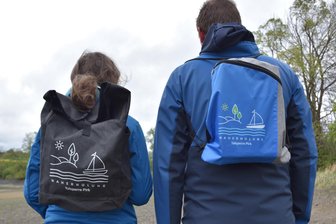 Rucksack und Turnbeutel mit Stausee-Motiv: Erstmalig Souvenirs von der Talsperre Pirk - Einen Rucksack und einen Turnbeutel mit Pirk-Motiv sind an der Talsperre erhältlich.
