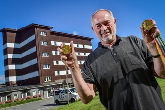 Ruder-Olympiasieger Andreas Decker über deutschen Leistungssport: "Die Weichei-Mentalität nimmt zu" - Andreas Decker mit seinen Medaillen