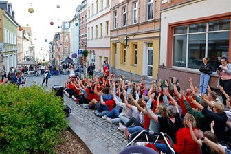 Rudernde Narren sorgen in der Hohenstein-Ernstthaler Innenstadt für Verwunderung - Die Ro-We-He Narren und einige Gäste bei ihrem wundersamen Rekordversuch auf der Weinkellerstraße.