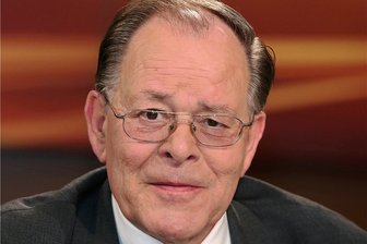 Rudolf Dreßler hält "Aufstehen" für einzige Chance seiner SPD - Der 77-jährige SPD-Politiker Rudolf Dreßler ist seit 49 Jahren in der Partei. Von 1980 bis 2000 saß er für die SPD im Bundestag, ab 1987 als Vize-Fraktionschef. Dreßler war von 1984 bis 2000 Chef der SPD-Arbeitsgemeinschaft für Arbeitnehmerfragen, danach bis 2005 deutscher Botschafter in Israel.