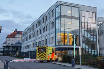Rudolf-Virchow-Klinikum in Glauchau öffnet zur „Spätschicht“ die Türen für Besucher: Ein Drittel der Plätze ist bereits ausgebucht - Blick zum Rudolf-Virchow-Klinikum in Glauchau. Im Erdgeschoss ist die Notaufnahme untergebracht. Die Führungen durch den Bereich sind bereits ausgebucht.