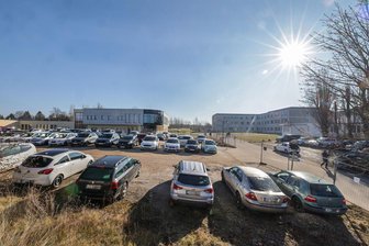 Rudolf-Virchow-Klinikum in Glauchau reagiert auf Parkplatz-Not: Wo sich die 150 neuen Stellplätze befinden - Das Rudolf-Virchow-Klinikum in Glauchau hat sein Parkplatzangebot erweitert.