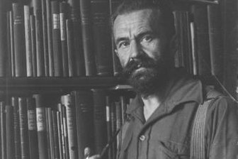 Rudolf Zimmermann: Seine Fotografien faszinieren noch nach 100 Jahren - Rudolf Zimmermann vor einem Bücherregal um 1925.