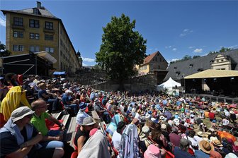 Rudolstadt-Festival auf deutsch: Diese zehn Gruppen müssen sie sehen! - Wie in den Vorjahren sind die 20.000 Dauerkarten für das nach eigenen Angaben größte Festival für Folk- und Roots-Musik in Deutschland ausverkauft.