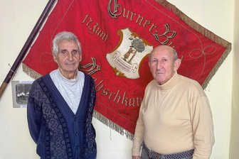 Rückblick auf 175 Jahre Turnen - Orts- und Vereinschronist Falk Naumann (links) und Abteilungsleiter Peter Müller haben im Netzschkauer "Bürger-stübel" eine Ausstellung zum 175-jährigen Bestehen des Turnens in Netzschkau erstellt. 