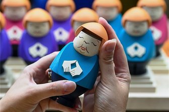 Rückblick auf 2021: Corona bewirkt auch Positives im Erzgebirge - Sina Klement komplettiert in der Schauwerkstatt der Seiffener Volkskunst eine Angela Merkel Räucherfigur. Zum Ende ihrer Kanzlerschaft gibt es die Politikerin nun als Räucherfigur aus dem Erzgebirge, sie erweist sich als Verkaufsschlager. 