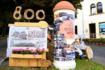 Rückblick auf 800 Jahre Neumark: „So eine positive Stimmung habe ich noch nie erlebt“ - Die Litfaßsäule am Bahnhofsberg hat Daniel Dürbeck für das Jubiläum gestaltet. Die historischen Bilder sollen noch lange zu sehen sein.