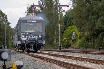 Rückblick auf das Wirtschaftsjahr 2019: Erzgebirger wappnen sich für die Zukunft - Innovativ auf Schienen: Im Erzgebirge ist Mitte September 2019 weltweit erstmals ein Zug mit Fernsteuerung über den neuen Mobilfunkstandard 5G gefahren. Auf der Versuchsstrecke zwischen Annaberg-Buchholz und Schwarzenberg absolvierte der Laborzug "Lucy" am Bahnhof Schlettau eine Aus- und eine Einfahrt. Passiert ist das innerhalb des Bahn-Projektes Smart Rail Connectivity Campus, an dem in Annaberg-Buchholz unter Leitung der TU Chemnitz rund 120 Partner aus Wirtschaft und Wissenschaft zum Bahnverkehr der Zukunft forschen. 