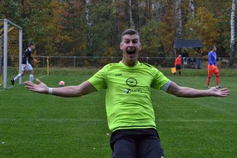 Rückblick aufs Fußballjahr 2023 im Erzgebirge: Spannung pur und Tore satt - Tim Martin und der ESV Zschorlau hatten in der Hinrunde der Erzgebirgsliga oft Grund zum Jubeln. Mit 53 Toren sind die Zschorlauer das bislang torhungrigste Team im Erzgebirge. 16 Treffer gingen allein auf Martins Konto – so auch das zwischenzeitliche 2:1 bei der 2:3-Pleite daheim gegen Oelsnitz.