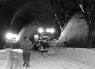 Rückblick: Der Katastrophenwinter 1978/79 (mit Bildern) - <p class="artikelinhalt">Auf der Insel Rügen dauerte es mehrere Tage, bevor die Hauptverbindungsstraßen freigefräst waren. </p>