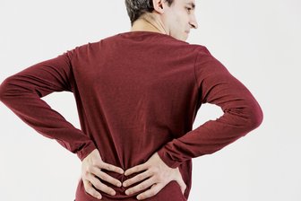 Rückenschmerzen: Bei diesen Symptomen ist es ernst - Jeder fünfte Mann in Sachsen hat Rückenschmerzen.