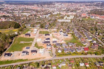 Rückgang um 59 Prozent: Eigenheimbau im Vogtlandkreis auf Talfahrt - Der Eigenheimstandort „An der Eiche“ während der Bauphase im Frühjahr 2019: Inzwischen hat sich das vorerst letzte erschlossene Areal in Plauen gefüllt. Die Stadt hat ihr angekündigtes Konzept zur Unterstützung von Häuslebauern zumindest vorerst vertagt.