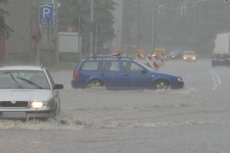 Rückhaltebecken soll Fluten am Tivoli-Parkhaus eindämmen - Nach einem Unwetter stand die Beethovenstraße in Freiberg am Tivoli-Parkhaus am 27. Mai 2014 wieder einmal unter Wasser. Derartige Überflutungen treten laut Uwe Graner, Betriebsleiter der Freiberger Abwasserbeseitigung, bislang regelmäßig auf. Jetzt werde Abhilfe geschaffen.