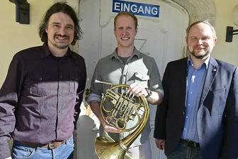 Rückkehr aus Amerika ins Vogtland: Die wundersame Reise einer Rarität - Fördervereins-Chef Torsten Preuss, Brett Hodge und Museumsleiter Kim Grote (von links).