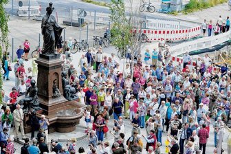 Rückkehr der geschrumpften Saxonia - Hunderte Chemnitzer umringten am Samstagnachmittag den neuen und wieder kompletten Saxoniabrunnen auf dem Johannisplatz. Der kleine Unterschied zum Original fiel dabei nur den wenigsten auf.