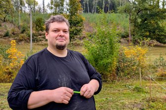 Rückkehr der kleinen blauen Edelsteine: Wildwiese an der Lochmühle Langenau bietet seltenen Arten ein Domizil - Werner Hentschel vom Nabu Freiberg koordiniert die Pflege der Wiese.