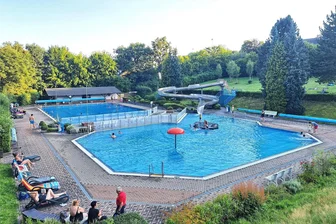 Rückkehr des Sommers im Erzgebirge: Diese Freibäder haben noch geöffnet - Das Gelenauer Freibad ist eins von sechs Freibädern der Region, in dem Besucher in diesen heißen Tagen Erfrischung finden können.