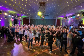Rückkehr in die 80er und 90er: Penig bereitet sich auf die große Sause vor - Rund 480 Besucher waren im vergangenen Jahr bei der 80er- und 90er-Jahre-Party im Schützenhaus in Penig.