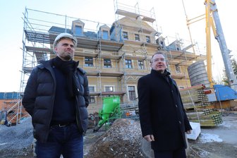 Rückkehr in die Vergangenheit: Besuch auf der Baustelle des neuen Ortszentrums von Zug - Hochbauamtsleiter Sandro Neubert (l.) und Freibergs Oberbürgermeister Sven Krüger vor der alten Schule in Zug.