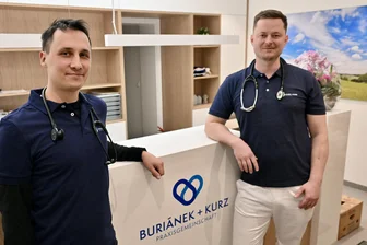 Rückkehr ins Erzgebirge: Neuer Hausarzt eröffnet Praxis in Zwönitz - Martin Kunz (li.) und Aleš Burianek haben in Zwönitz eine Praxisgemeinschaft eröffnet.