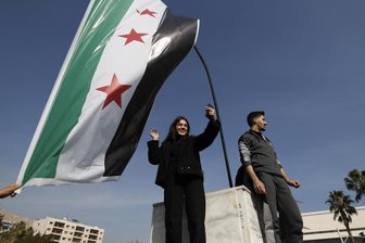 Rückkehr ist erst der zweite Schritt - Im syrischen Aleppo feiern Menschen auf dem Omayyad-Platz den Sturz von Präsident Baschar al-Assad.